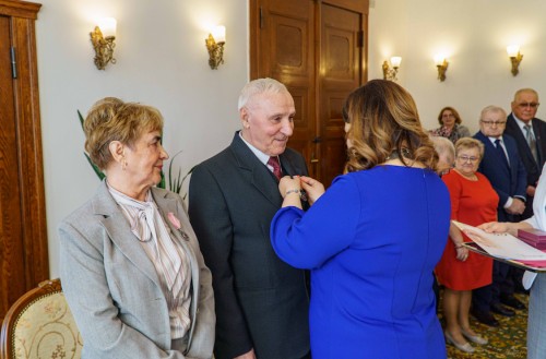 Burmistrz Giżycka wręczyła Medale za Długoletnie Pożycie Małżeńskie | FOTOGALERIA