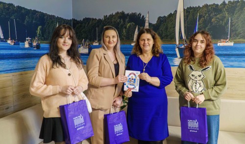 Laureatki konkursu na kartkę wielkanocną Giżycka odebrały swoje nagrody